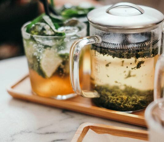 바쁜 일상 속 힐링, 대체요법의 실생활 적용법 clear glass mug on tray