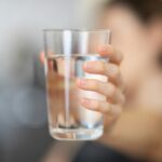 물 대신 ‘이것’ 한 잔, 건강한 음료 선택이 일상 건강 좌우한다 person holding clear drinking glass