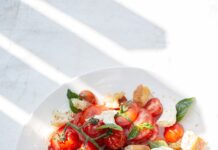 집에서도 손쉽게, ‘마음챙김 먹기’ 건강 트렌드… 바쁜 일상 속 실천법은? sliced tomato and green leaf vegetable on white ceramic plate
