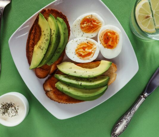 바쁜 직장인 건강, 작은 변화에서 시작하세요 a white plate topped with eggs and avocado